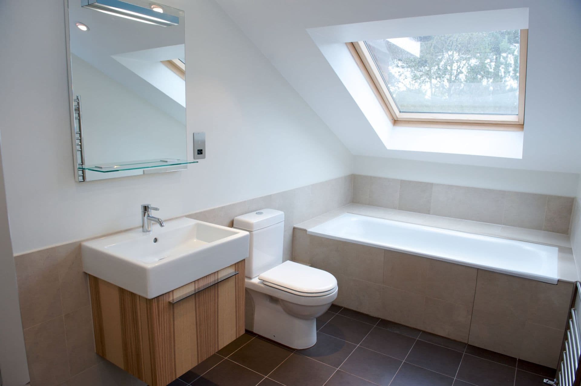 A unique bathroom layout under a skylight