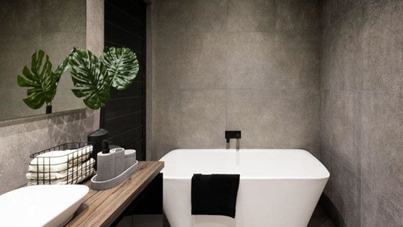 Freestanding bathtub in nook