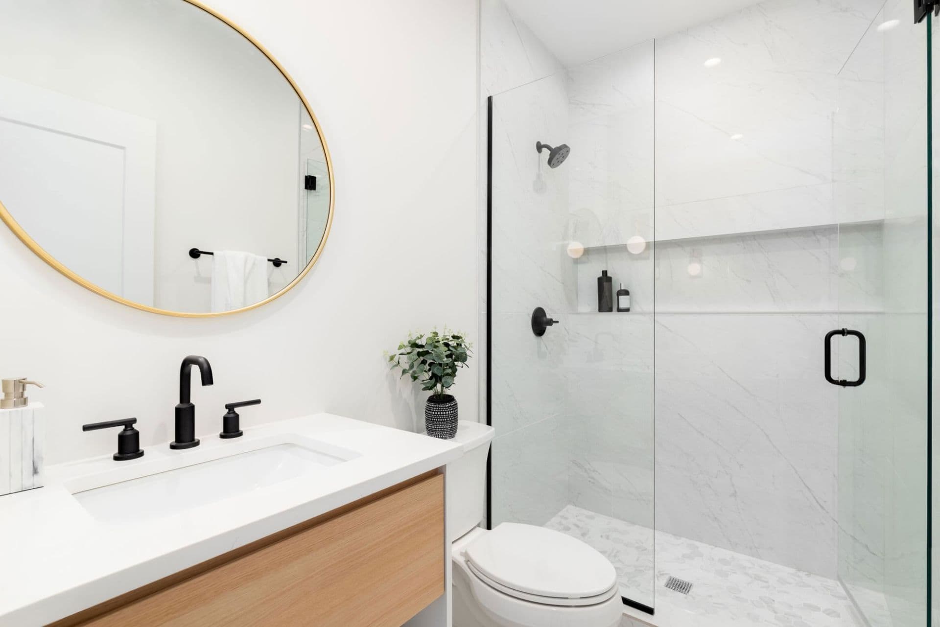 Finished shower with niche